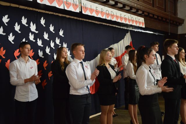 Rocznica Odzyskania Niepodległości akademia Zespół Szkół Ekonomicznych w Brzegu