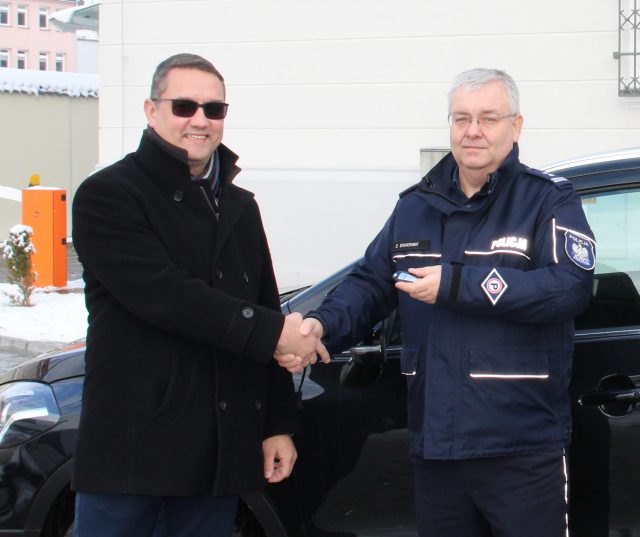 przekazanie nowego radiowozu dla brzeskiej Policji