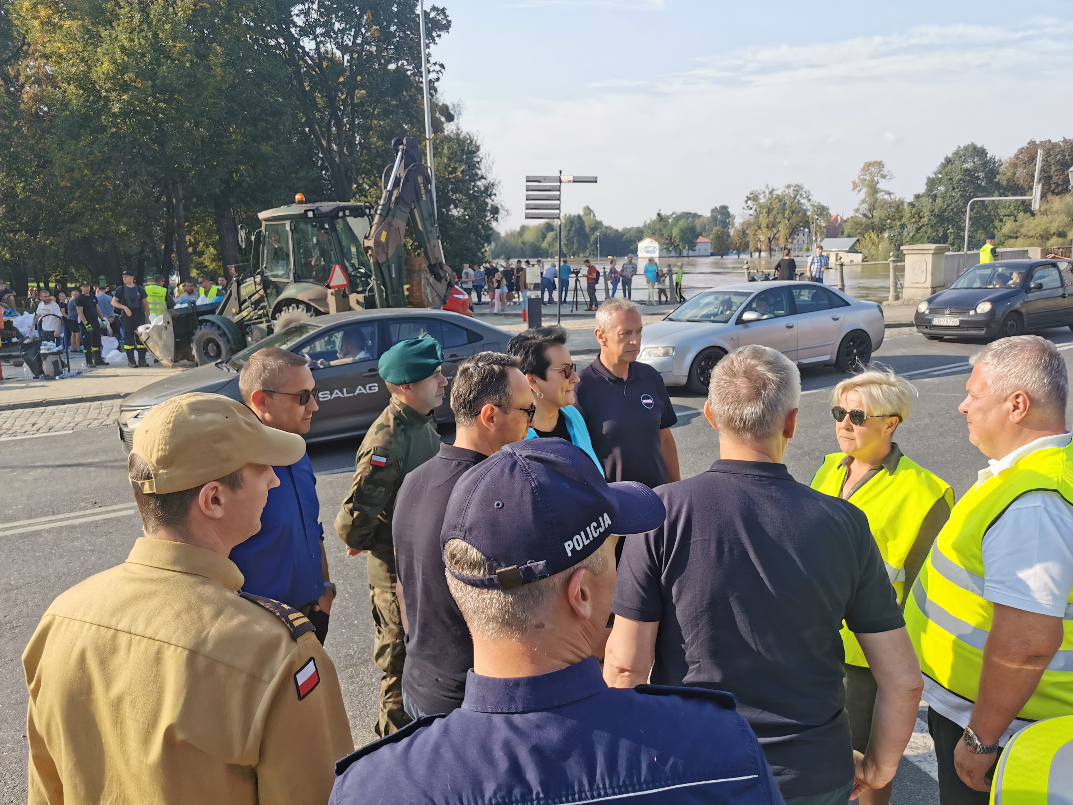 Przedstawiciele rządu przyjechali do Brzegu. Obserwowali walkę z żywiołem w okolicach mostu na Odrze